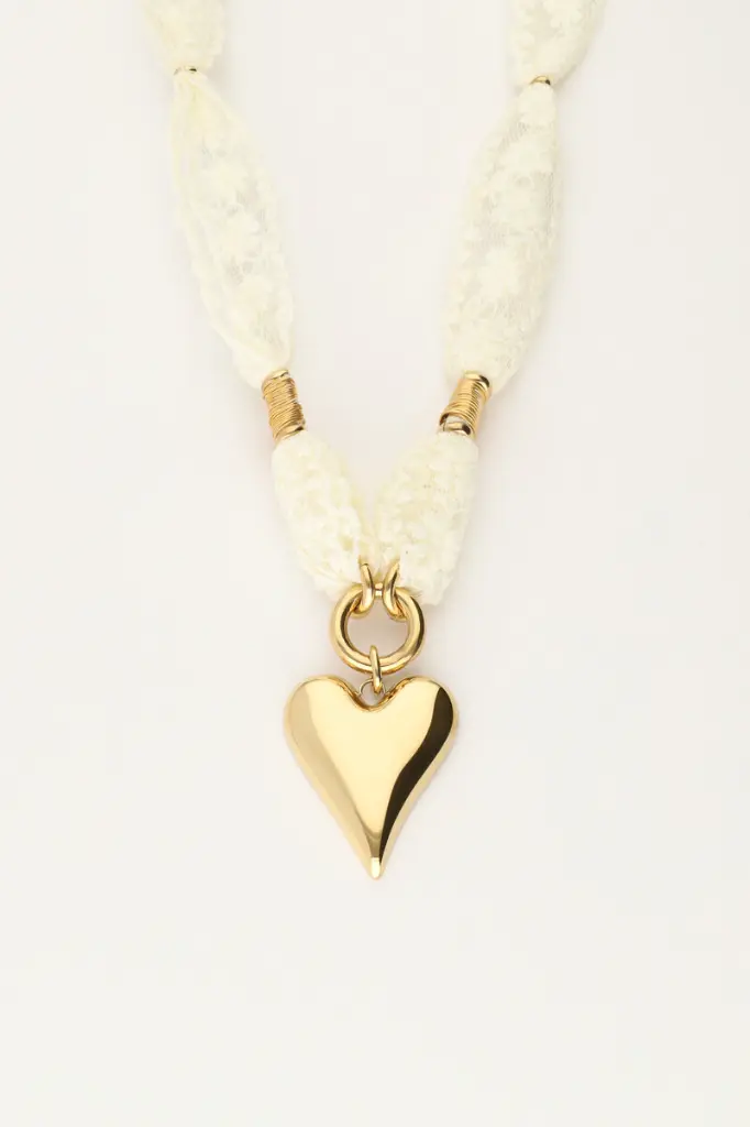 product_images-necklace_with_lace_and_heart_packshot_gold.webp