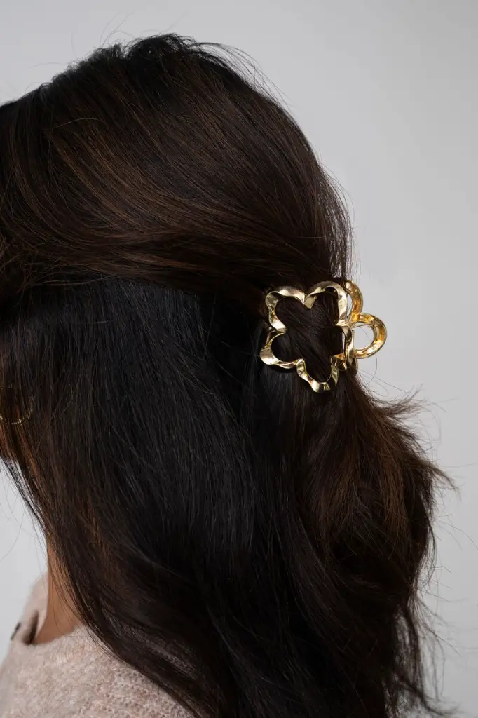 product_images-gold_flower_hair_clip_twisted.webp