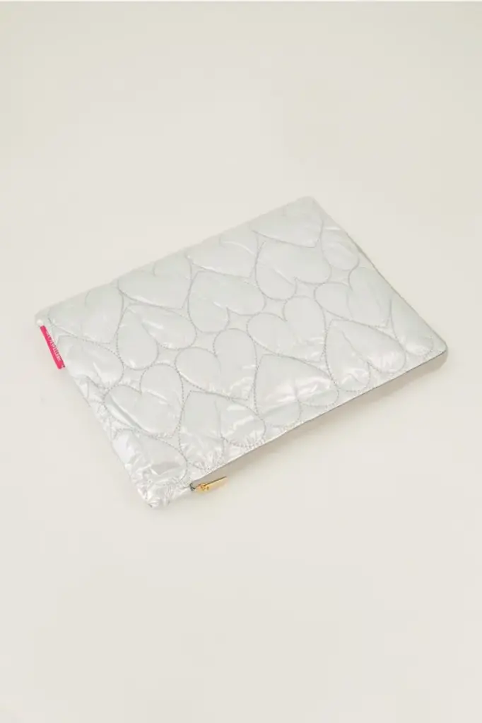 Housse d'ordinateur argentée avec coeurs brodés