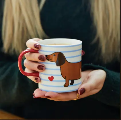 Tasse teckel à lignes bleues avec anse rouge
