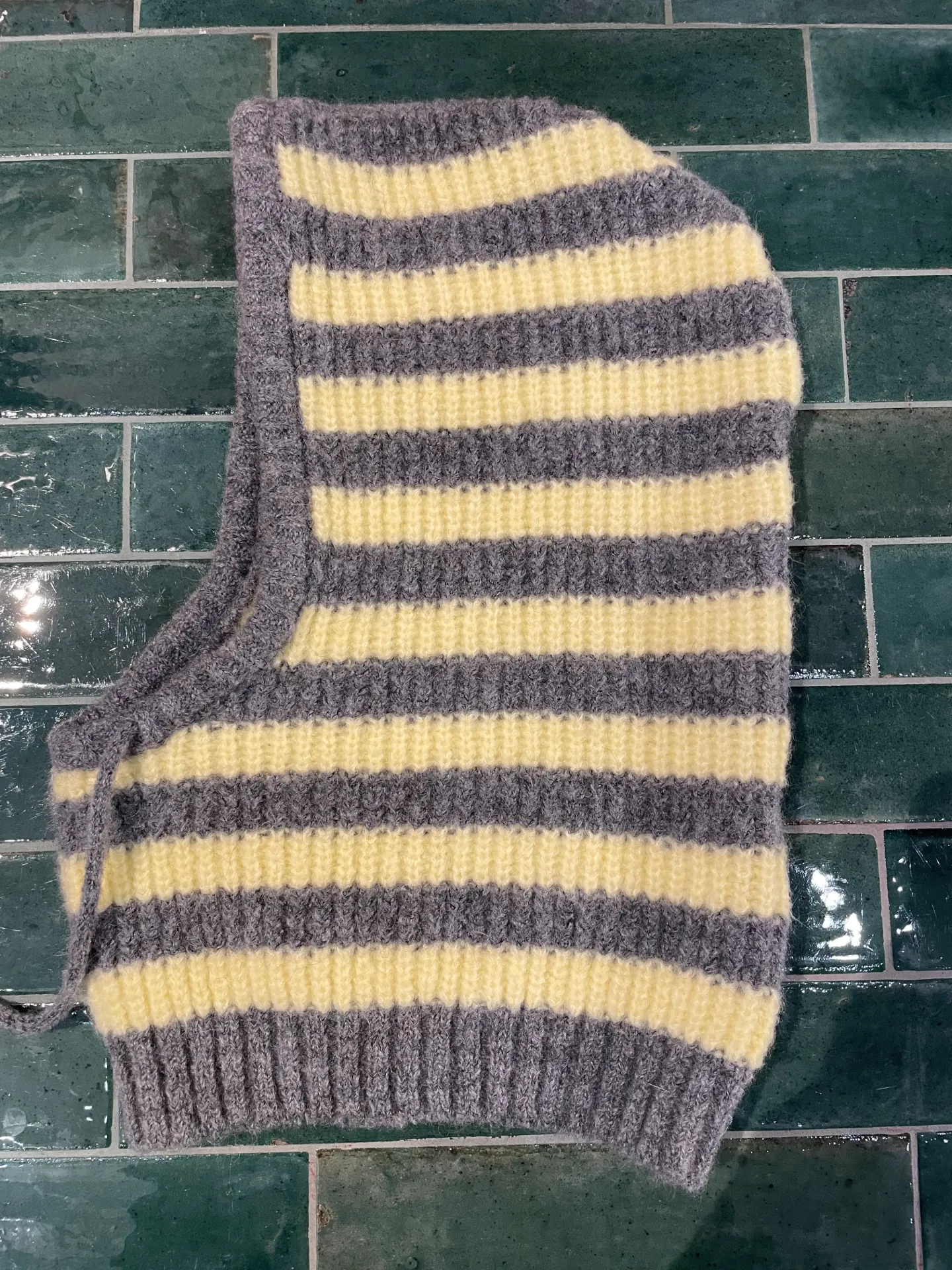 Cagoule à rayures gris/jaune