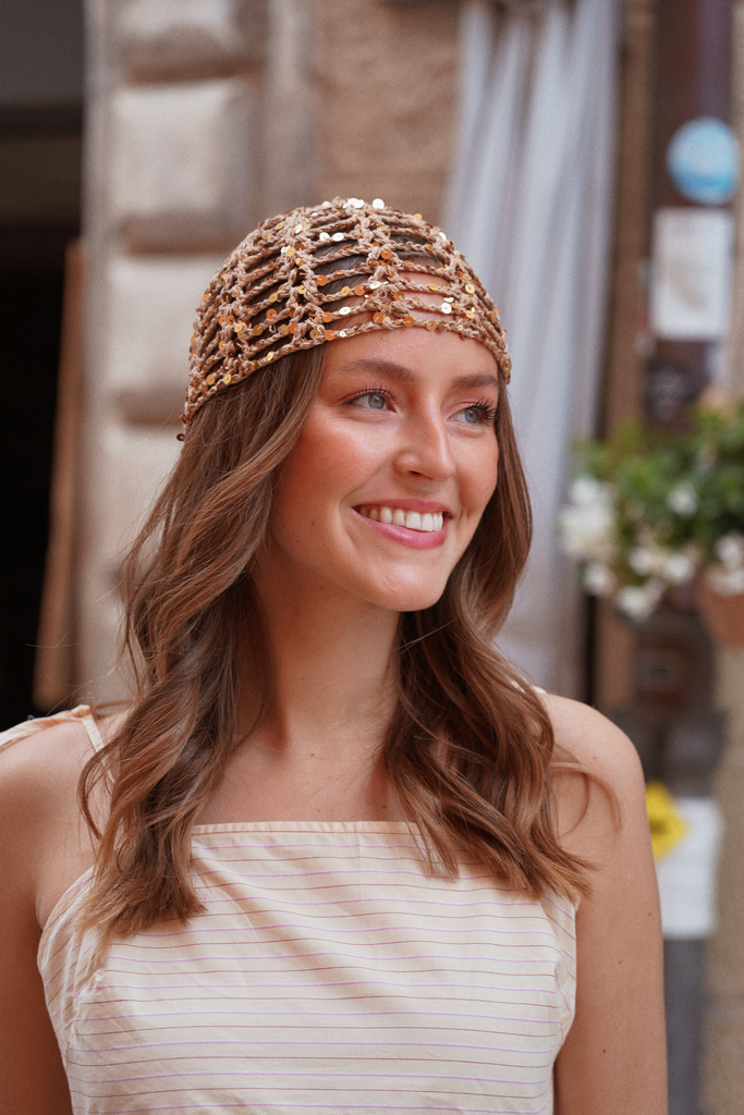 Bonnet taupe en crochet à sequins