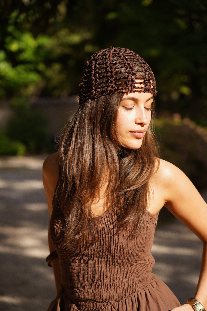 Bonnet brun en crochet à sequins