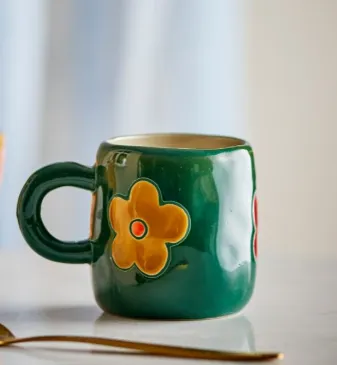 Mini tasse verte à fleurs
