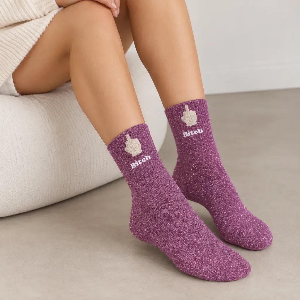 "BITCH" MAUVE/DOIGT - Chaussettes à paillettes tuftées