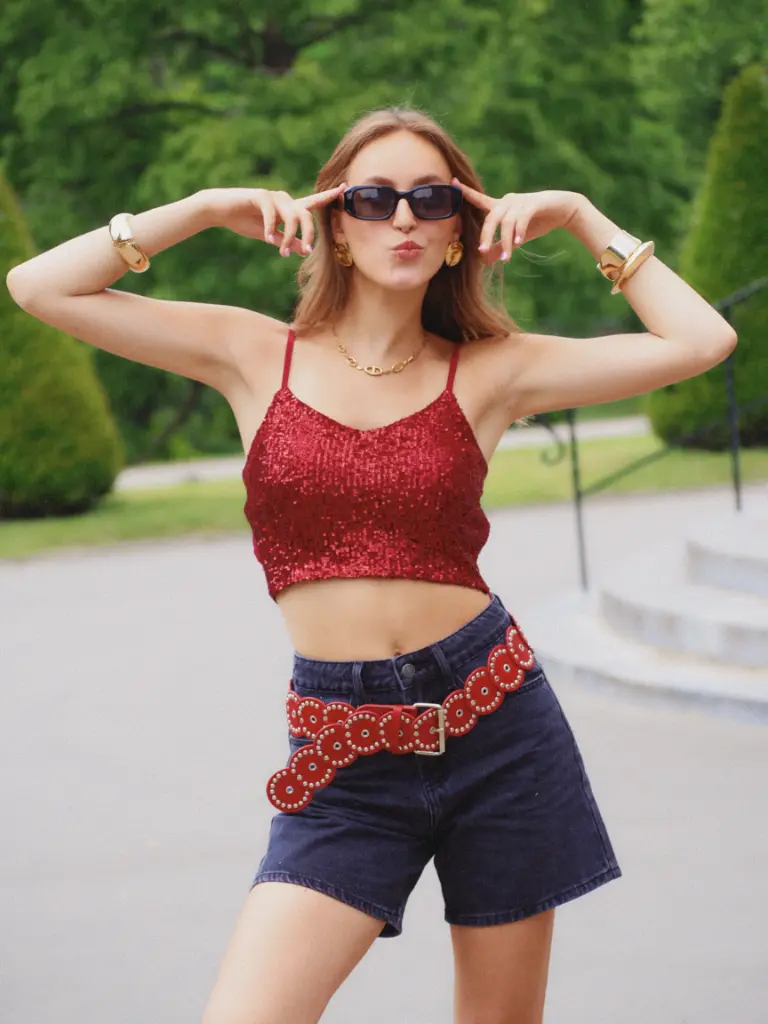 SANDY BORDEAUX - Crop top à sequins