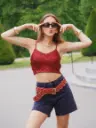 SANDY BORDEAUX - Crop top à sequins